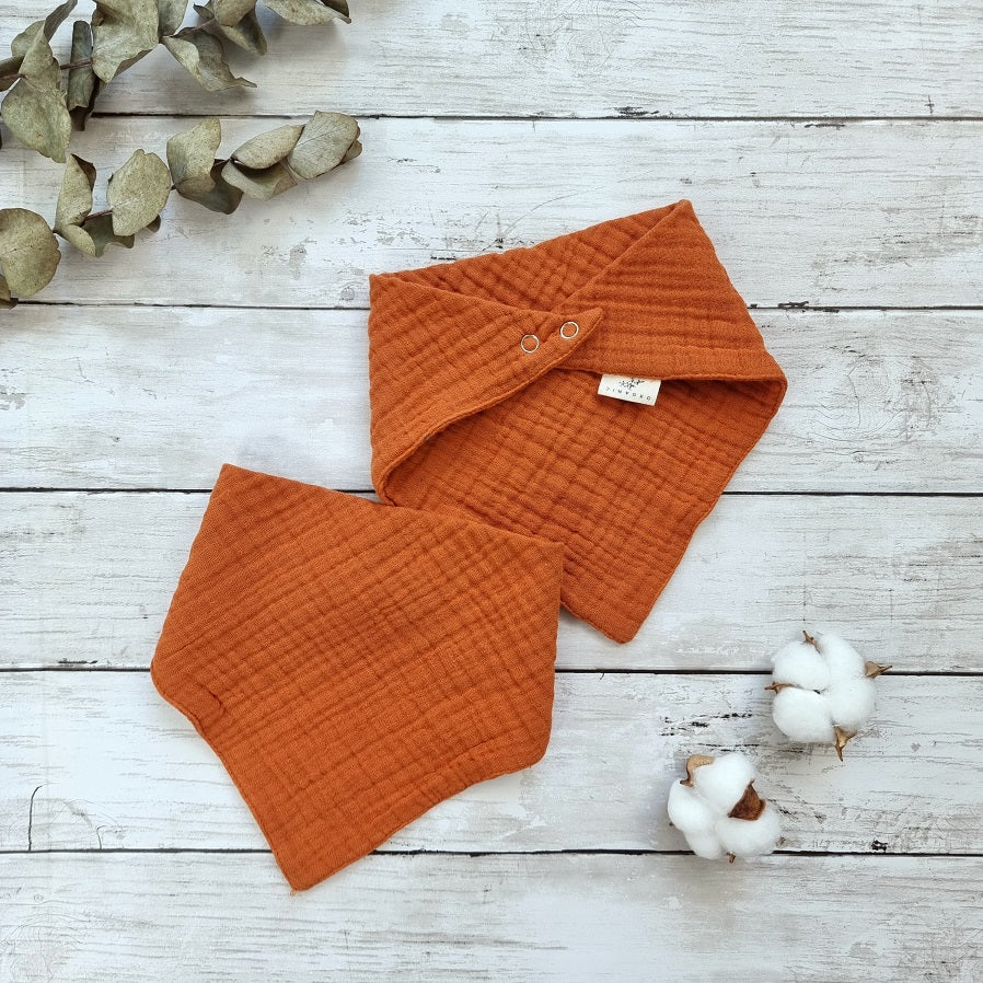Organic cotton neutral dribble bib for babies- Cinnamon