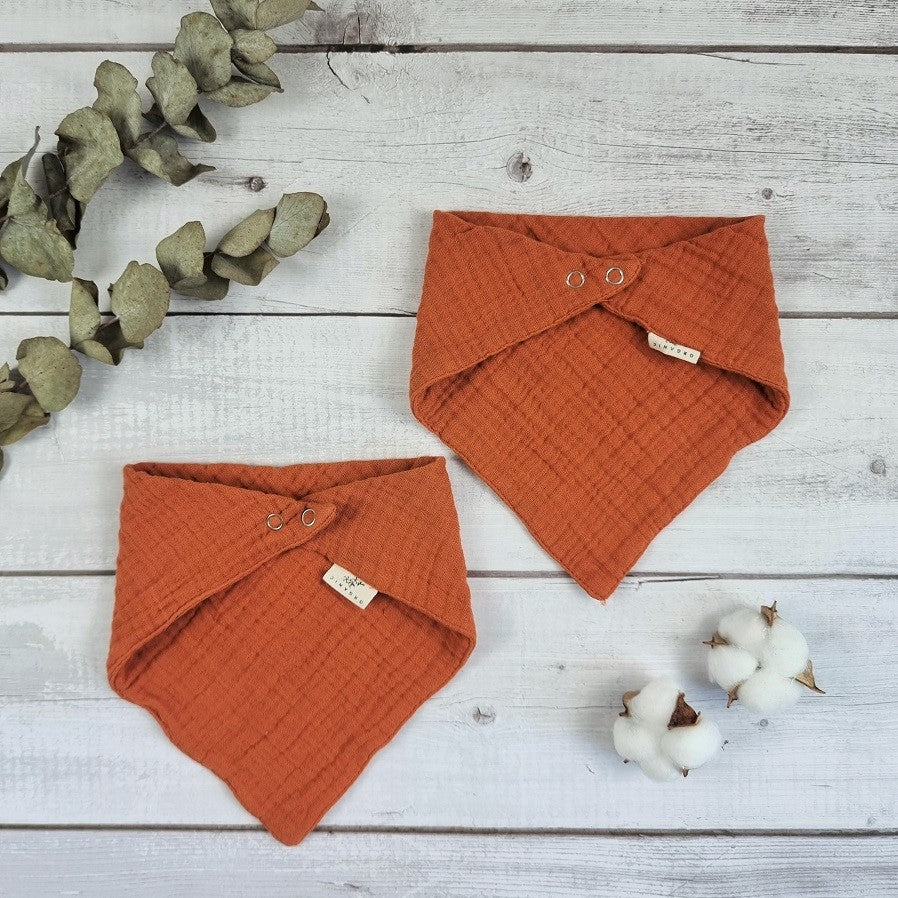 Organic cotton neutral dribble bib for babies- Cinnamon